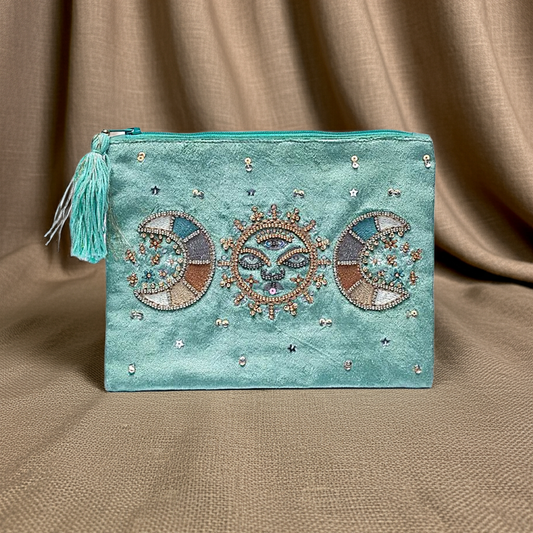 Pochette “Sole Luna” in velluto verde smeraldo ricamata a mano