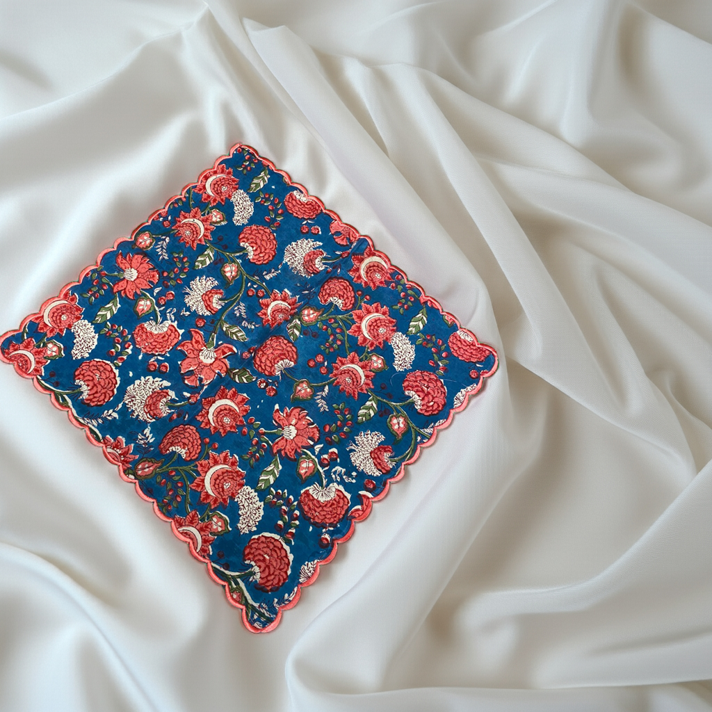 Tovagliolo blu in cotone indiano con bordo corallo a stampa block