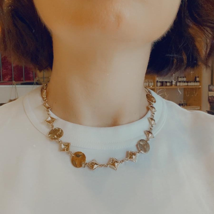 Collana a motivi romboidali in acciaio inossidabile color oro