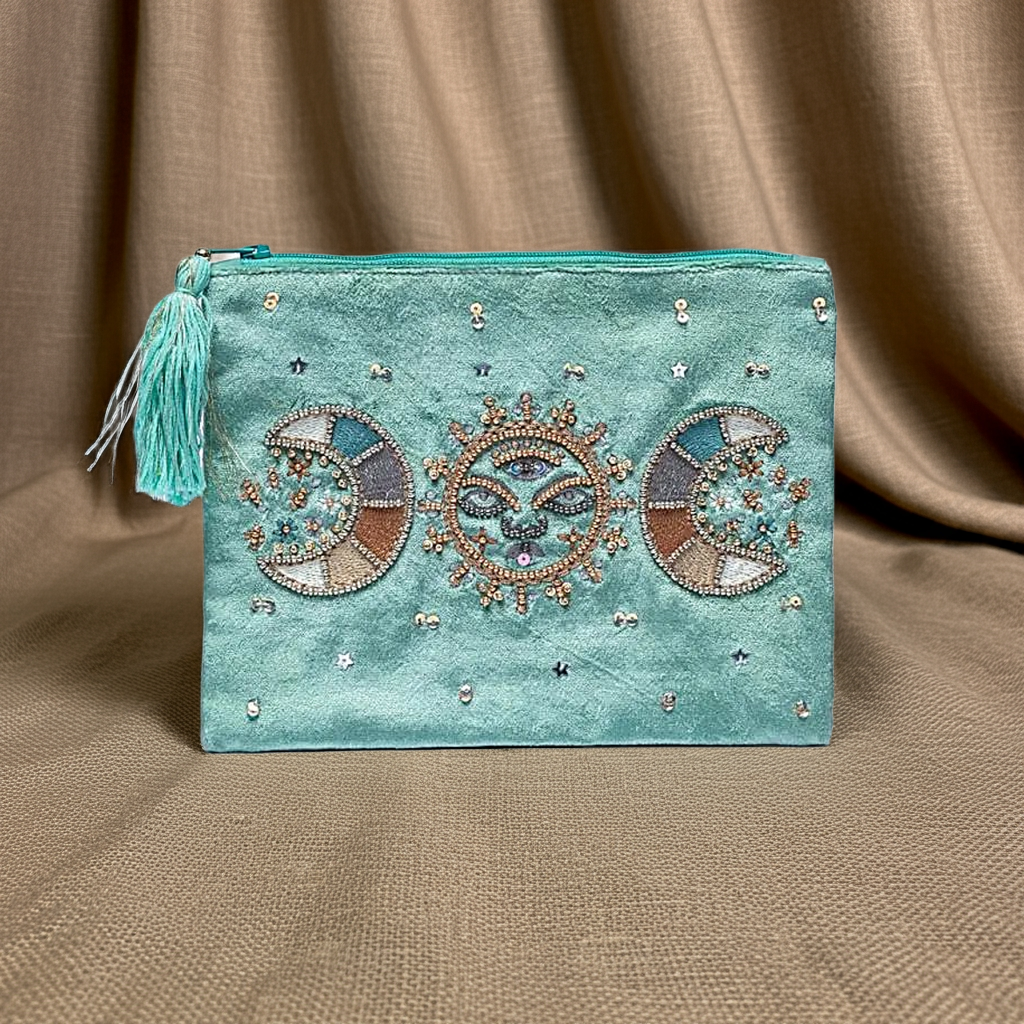 Pochette “Sole Luna” in velluto verde smeraldo ricamata a mano