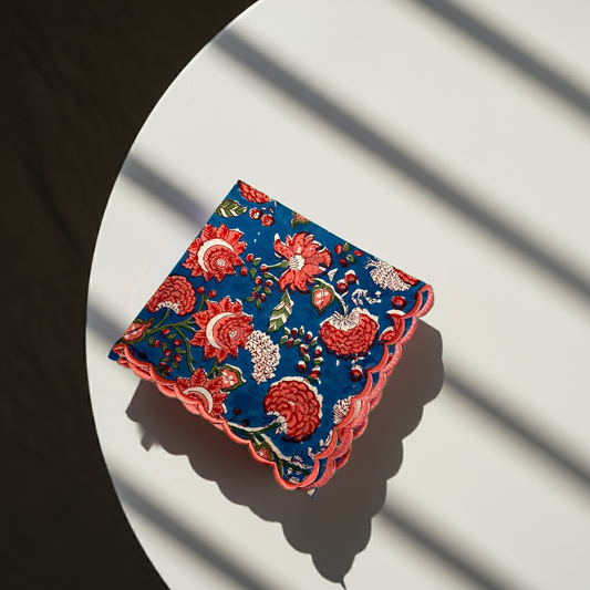 Tovagliolo blu in cotone indiano con bordo corallo a stampa block