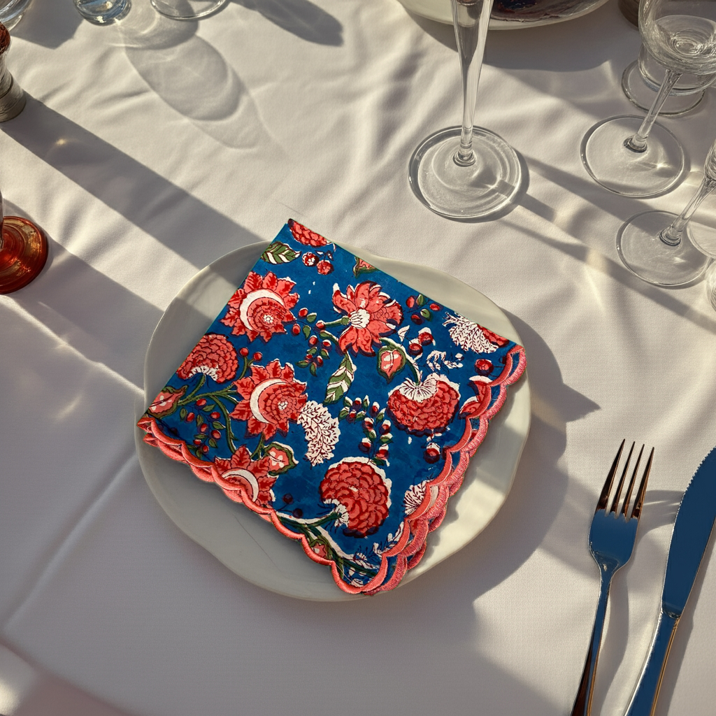 Tovagliolo blu in cotone indiano con bordo corallo a stampa block